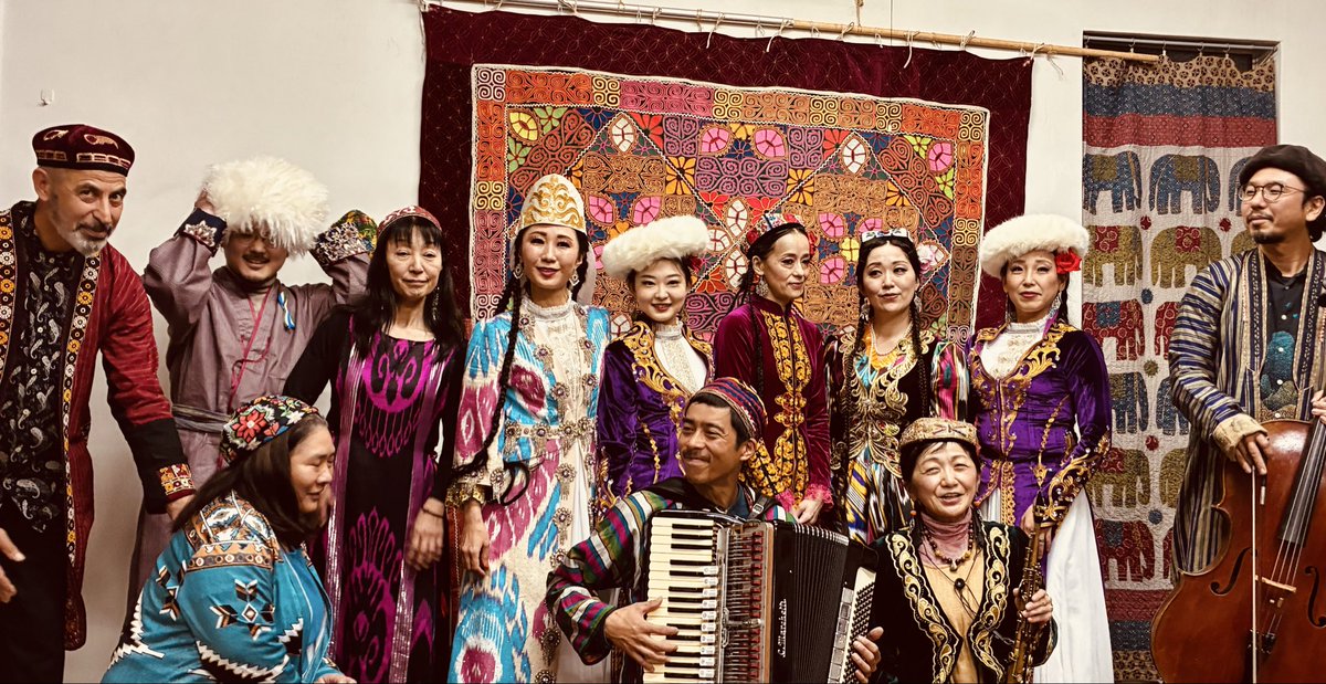 取り急ぎ、昨日の演者さんたち全員集合の写真挙げときますね。ウズベク衣装のトラぺ座さんはレアかと。今日もやってるので行ける方ぜひ🐪
#シルクロードバザール