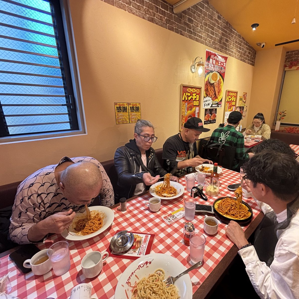 昨日のザイオン、関係者の方々ド疲れ様でしたー。まだアルコール残っておりますがとりあえずメンバーと食べに行った昨日の名古屋メシあげときまーす。パンチョの白ナポ美味しかったザンスよ。
＃バミューダバガボンド