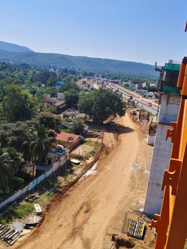 DrSenthil_MDRD's tweet image. தொப்பூர் புதிய 3 வழி  உயர்மட்ட மேம்பால சாலை பணிகள் சீராக நடந்து கொண்டிருக்கிறது.

தற்போதைய பாலத் தூண் கட்டுமானப் பணிகள்

தற்போதைய உயரம் 35 மீட்டர்.

விபத்தில்லா தொப்பூர் சாலை அமைப்பதே நமது விடாமுயற்சி .

அதில் வெற்றி காண்பது நிச்சியம்.
🙏