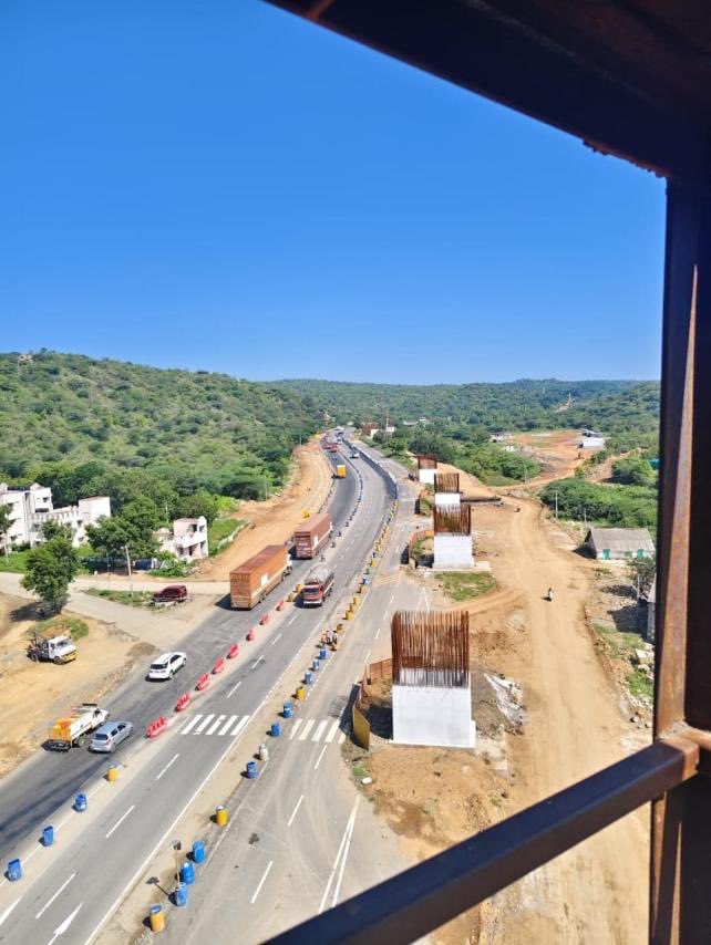 DrSenthil_MDRD's tweet image. தொப்பூர் புதிய 3 வழி  உயர்மட்ட மேம்பால சாலை பணிகள் சீராக நடந்து கொண்டிருக்கிறது.

தற்போதைய பாலத் தூண் கட்டுமானப் பணிகள்

தற்போதைய உயரம் 35 மீட்டர்.

விபத்தில்லா தொப்பூர் சாலை அமைப்பதே நமது விடாமுயற்சி .

அதில் வெற்றி காண்பது நிச்சியம்.
🙏