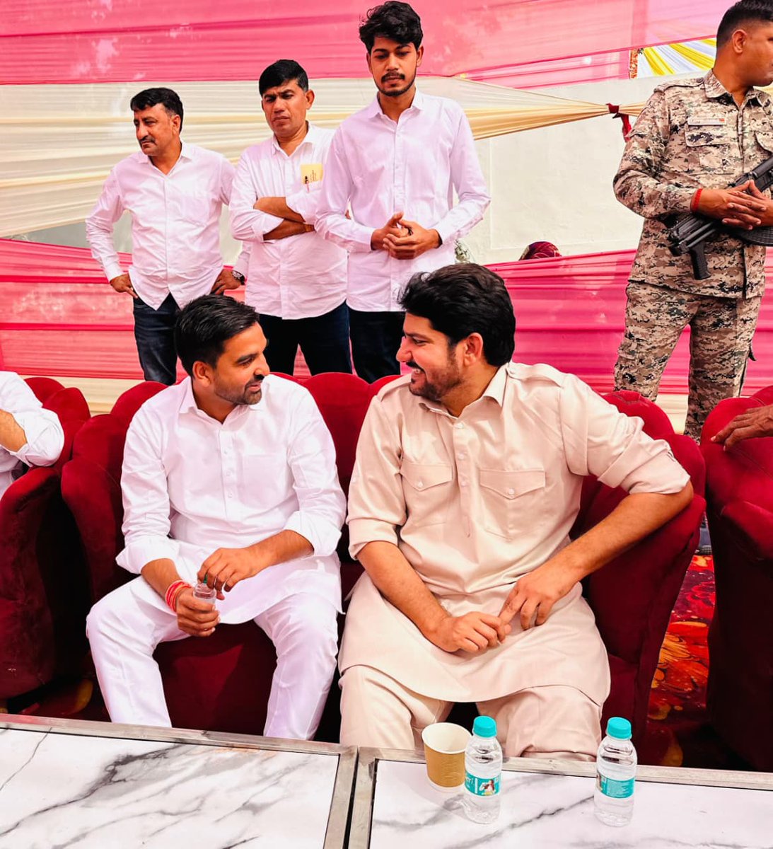 गतदिवस ग्राम खारियां, लाडनूं में बड़े भाई विधायक मुकेश भाकर जी के पारिवारिक वैवाहिक समारोह में शामिल हुआ।

इस अवसर पर छोटे भाई मनोज भाकर जी को शुभ विवाह एवं सुखद दाम्पत्य जीवन की शुभकामनाएं प्रेषित की।