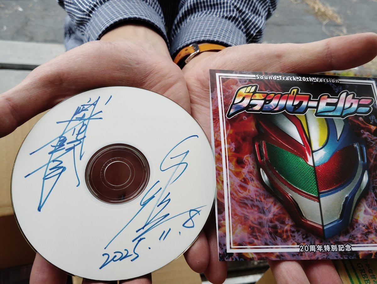 nk0125's tweet photo. レッドが頑張って入場者プレゼントのCDにサイン入れました！！
忙しいのにありがとう☺️
#グランパワーヒノクニ https://t.co/S8gOpkSJMD