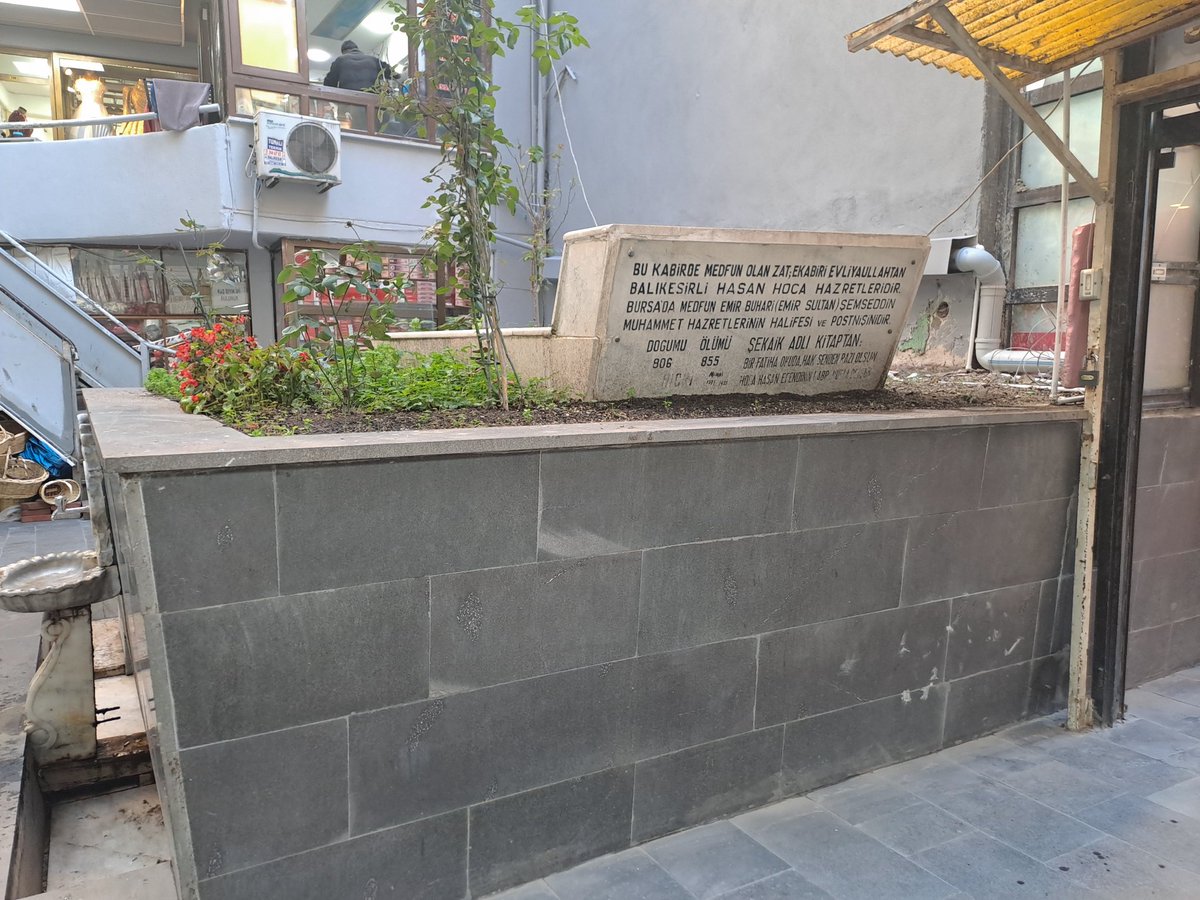 Emir Buhari'nin halifelerinden, ekabiri evliyaullahtan Hasan Baba'nın türbesi 1992'de mimar Cengiz Bektaş tarafından inşa edilen Hasan Baba Çarşısı'nın içinde yer almaktadır.