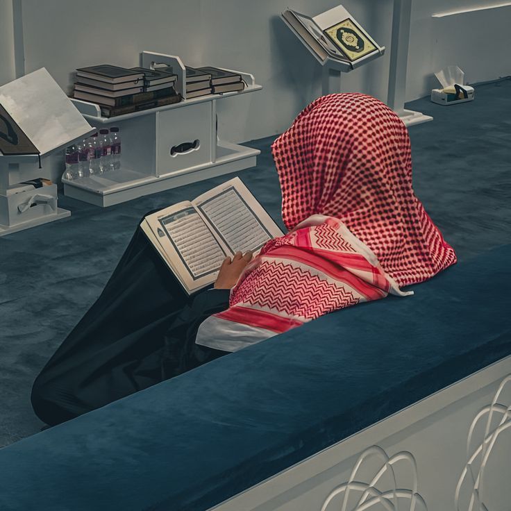 sagittaire99's tweet photo. « Celui qui lit le Coran, le mémorise et agit selon lui, Allah lui mettra une couronne de lumière le Jour de la Résurrection… et ses parents seront vêtus de deux vêtements que le monde n’a jamais vus. » https://t.co/ai7j55wEOn