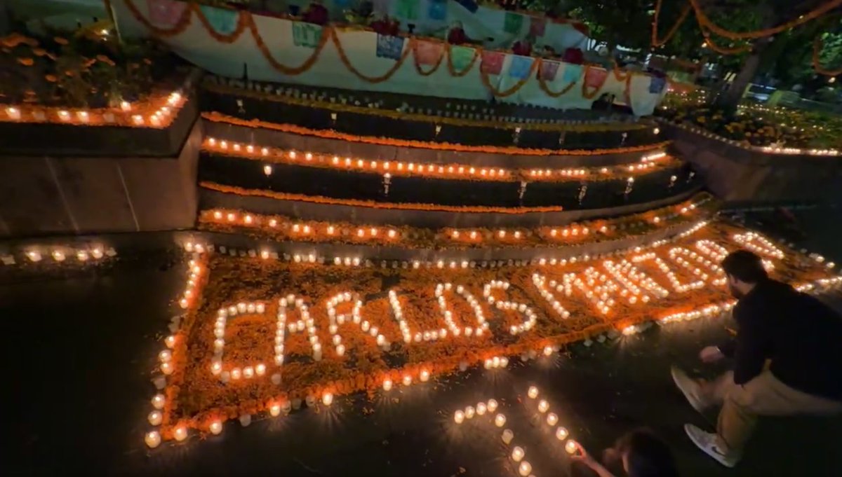 michangoonga's tweet photo. Con velas y silencio, exigen justicia 🕯️ Un grupo de ciudadanos rindió homenaje al alcalde de Uruapan, Carlos Manzo, formando su nombre con velas en el sitio del atentado 🖤 https://t.co/CZ9By3e90f