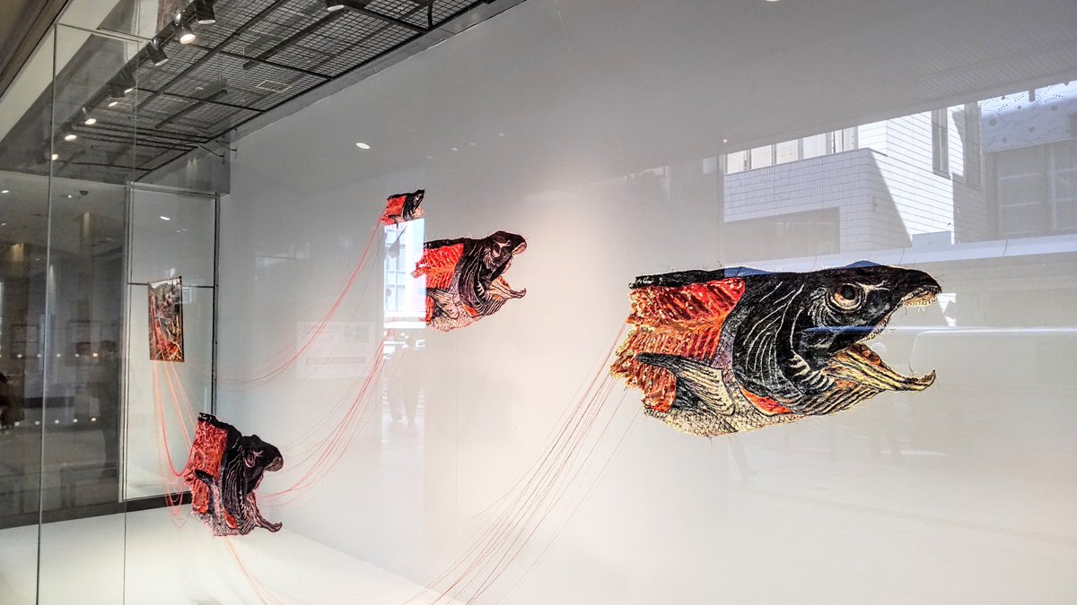 京都高島屋S.C 1階 正面ウインドーで 宮田彩加さんの 刺繍作品「千鮭万