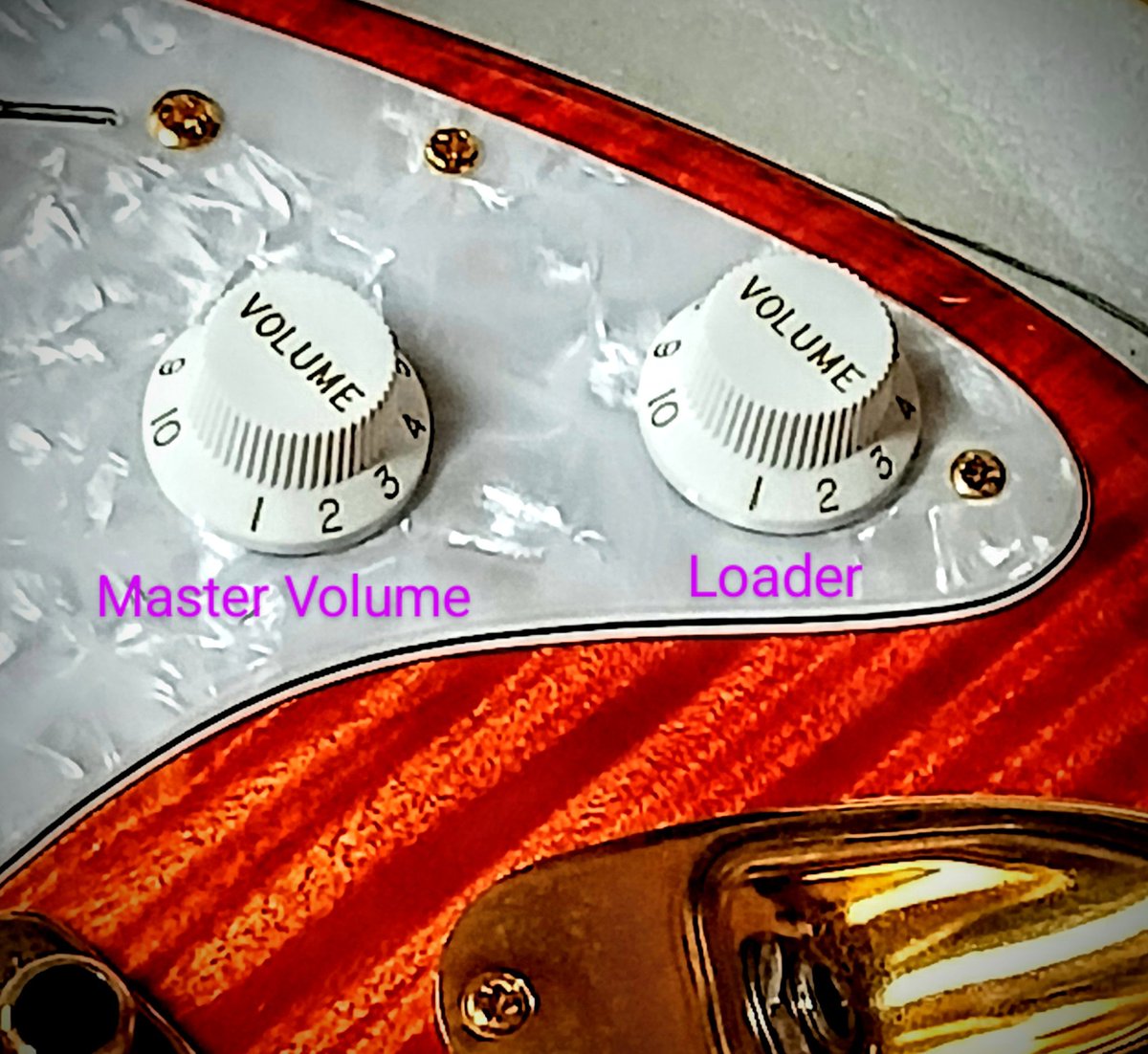 RuneGuitar's tweet image. たびたび登場してもらってるこのギター、オーダー品とはいえルーンギター史上最強のスーパーストラト。
今回、サーキットにシリーズ配線を組み込んだので、すごいパワーアップしました。
こんなキレイな見た目なのに、なんかもう戦車みたい。