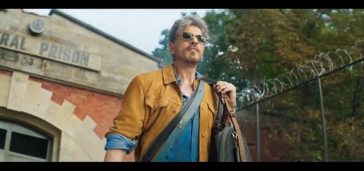 TeamSRKsArmy's tweet photo. The moment we’ve been waiting for — our KING is back! 👑 @iamsrk 
“Sau deshon mein badnaam, duniya ne diya sirf ek hi naam — KING.”
#KingTitleReveal #SRK #ItsShowtime #King2026
#HappyBirthdaySRK 
Birthday treat from King Himself👇❤️🤩
https://t.co/MXCzvnv55w https://t.co/kXpTrmWy39