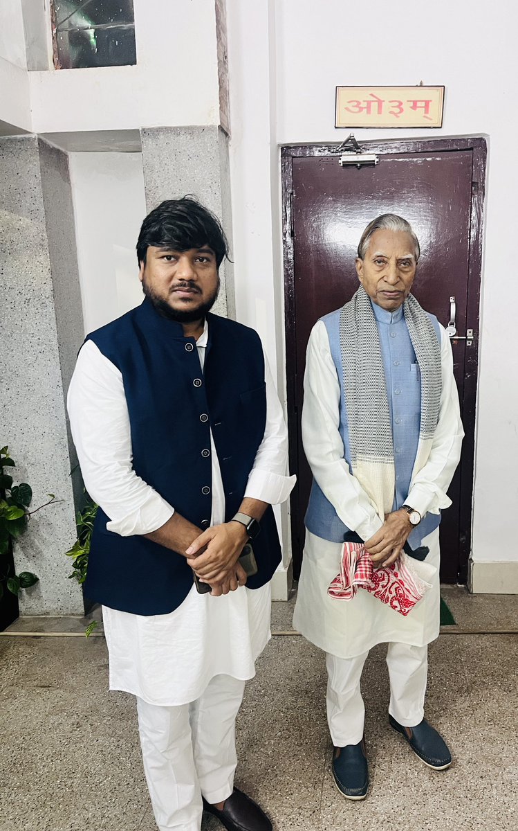 ivrajput's tweet photo. 📍 बिहार प्रदेश | पटना जनपद | दीघा विधानसभा

भारतीय जनता पार्टी के प्रत्याशी आदरणीय डॉ. संजीव चौरसिया जी एवं 
उनके पूज्य पिताश्री पूर्व राज्यपाल (सिक्किम) माननीय श्री गंगा प्रसाद जी 
के निवास पर सभी से शिष्टाचार भेंट का सौभाग्य प्राप्त हुआ। 🙏

यह मुलाकात सादगी, मार्गदर्शन और संगठनात्मक समर्पण का प्रतीक रही।

👉 विकास और सुशासन का मार्ग केवल #NDA के साथ ! 

#BJP #Patna #Digha #BJP4IND #SanjeevChaurasia #NDA4Bihar #BiharElection2025 #NDAAlliance #BiharWithBJP #181_Digha_Vidhansabha