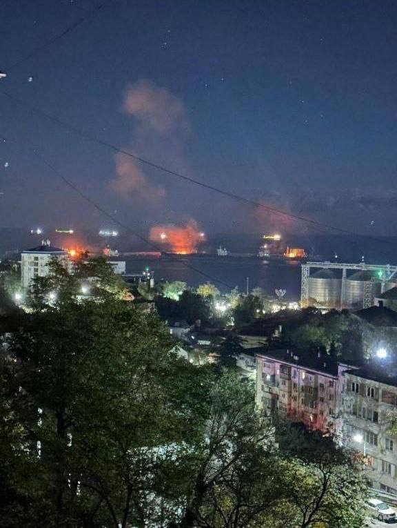 nexta_tv's tweet photo. 🔥War has reached Tuapse! The city is on fire 

Drones struck the Rosneft terminal. The hit targeted Russia’s main deep-water oil export pier, used to ship millions of tons of fuel to Asian markets.

A tanker was also damaged.

After the strike, a massive fire broke out in the city, and firefighters struggled for hours to contain it 🚨