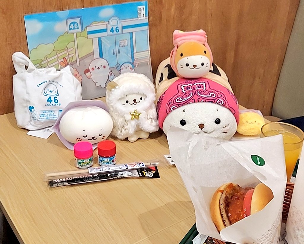 池袋しろたんポップアップストア帰りにて🎵
戦利品と共にモスバーガーで遅めの昼食きゅ
(●´ω｀●)🍔
 #しろたん