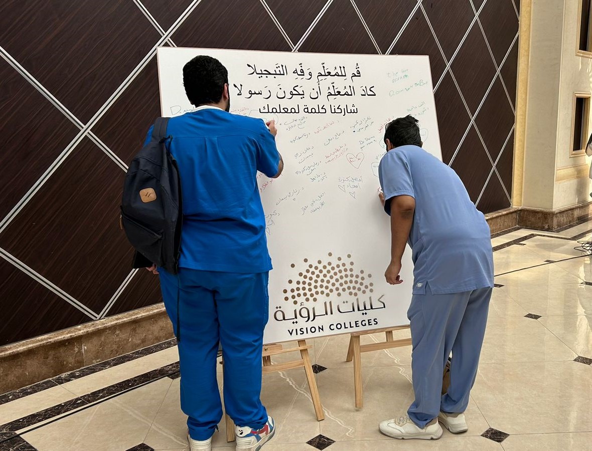 نظّمت #كلية_الرؤية بالرياض يوم الخميس 30 أكتوبر فعالية يوم المعلم، عبّر فيها الطلبة عن تقديرهم لجهود أعضاء الهيئة الأكاديمية بعبارات شكر وامتنان كُتبت على لوحة شكر خاصة عند مدخل الكلية.
#يوم_المعلم_العالمي 

#مستقبل_التعليم_المتميز