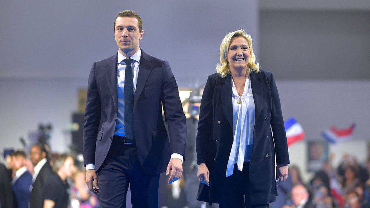 la_france_sur_x's tweet image. 🗳️ Présidentielle 2027 : le RN plus que jamais en tête.
Est-ce terrifiant ?
A. Oui
B. Non

Selon le dernier sondage Elabe, Jordan Bardella consolide sa position de favori, creusant l’écart avec ses rivaux.

📊 Intentions de vote :

⚫️ Jordan Bardella (RN) : 35% (+4)
🟡 Édouard…
