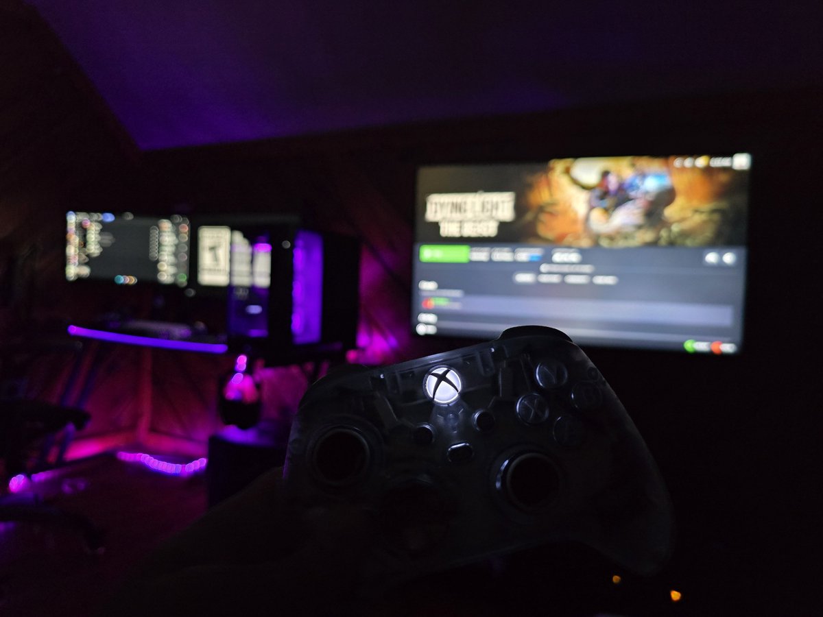 itznitolive's tweet image. When you have your PC next to a TV to have a console like experience. TV is a 4k 120HZ works perfectly ✅️