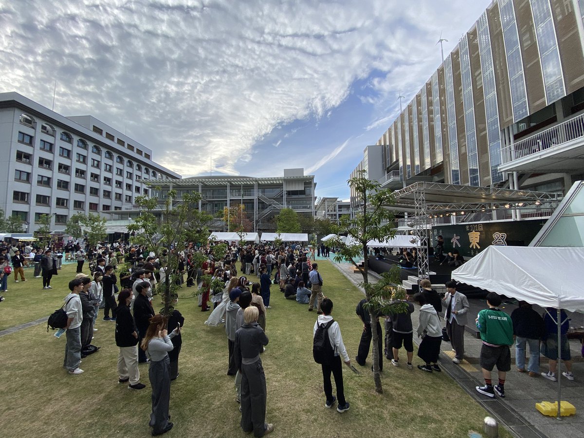 daito_sai's tweet photo. ＼大東祭のトリは...／

野外ステージでは、15:00からダンスサークルBeansのダンスパフォーマンスが始まっております🕺💃

昨日に引き続き大盛り上がりのBeans🤘🎵
かっこいいナンバーで会場のバイブスをぶち上げてくれます👏🔊

#板橋区 
#大東祭
#大東文化大学 https://t.co/R4F4GvRevn