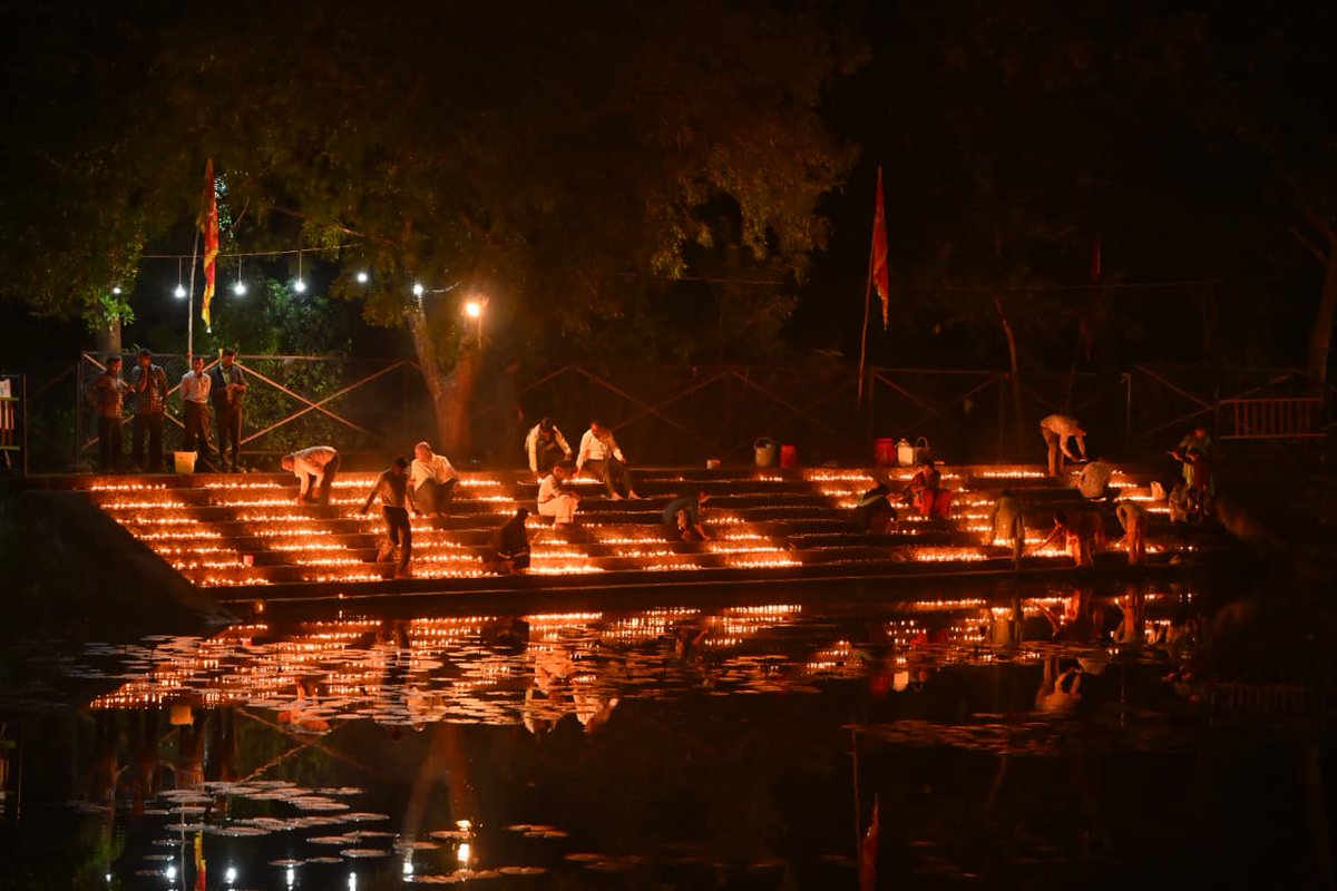 UpendrraRai's tweet image. On the occasion of #DevPrabodhiniEkadashi, the sacred land of #MadhyaPradesh was illuminated with 3,51,111 lamps, radiating divine light. From #Chitrakoot to #Amarkantak, the state witnessed a magnificent confluence of devotion, light, and culture. Grand aartis and devotional