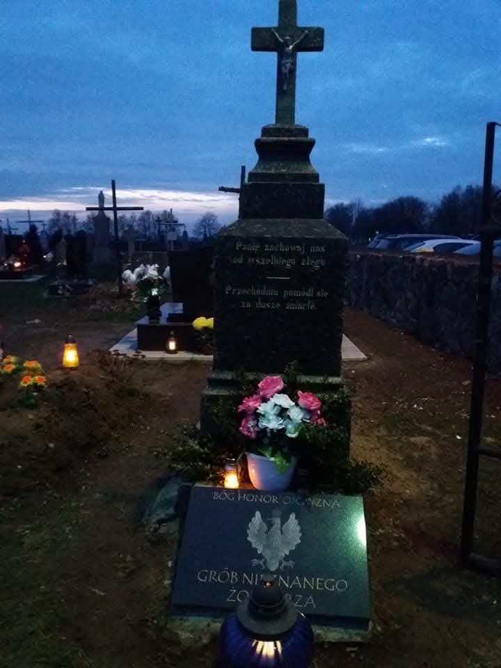 Grób nieznanego żołnierza na cmentarzu w Odelsku, miejscowość k.Grodna, tym miejscem od wielu lat opiekuje się moja mama.