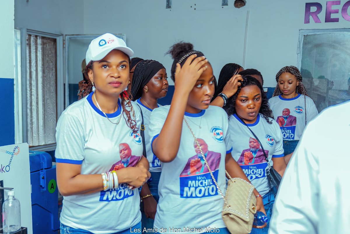 SORAZIZ's tweet image. ENSEMBLE, la solidarité ne s'arrête jamais !
Pour la clôture d' #OctobreRose, Les Amis de Michel Moto ont marqué leur engagement au Centre Médical Bomoko de la @FondationBomoko : information, dépistage, soutien. 
#OctobreRose #LutteContreLeCancer #Prevention #LesAmisDeMichelMoto