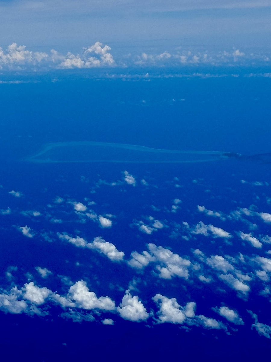 #ScarboroughShoal from window aboard <a href="/flyPAL/">Philippine Airlines</a> around noon today on the flight from 🇵🇭Manila to 🇻🇳Đà Nẵng.