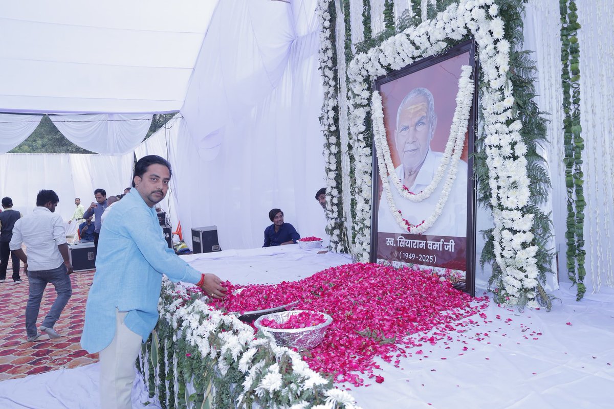ysingh654's tweet photo. खिरनीबाग रामलीला मैदान, शाहजहांपुर में मा0 विधायक जलालाबाद श्री हरि प्रकाश वर्मा जी के पूज्य स्व पिता जी  के 'तेरहंवी संस्कार' में पहुंचकर अपनी शोक संवेदना व्यक्त की. ईश्वर दिवंगत आत्मा को अपने श्री चरणों में स्थान दें और परिवार को इस दु:ख को सहन करने की शक्ति प्रदान करें। https://t.co/684XmA1huZ