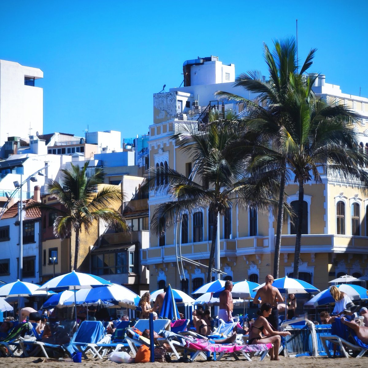 Domingo 🌺 
Tiempo actualizado, las mareas y más datos en: bit.ly/4euHuJK
Toda la actualidad en:
miplayadelascanteras.com
Día de playa 🏖️
Cuidado con el mar y sus corrientes 🏊🏻‍♀️
Webcam directo bit.ly/4obsvcp
Buenos días 🇮🇨
Animación bajo el sol 📷