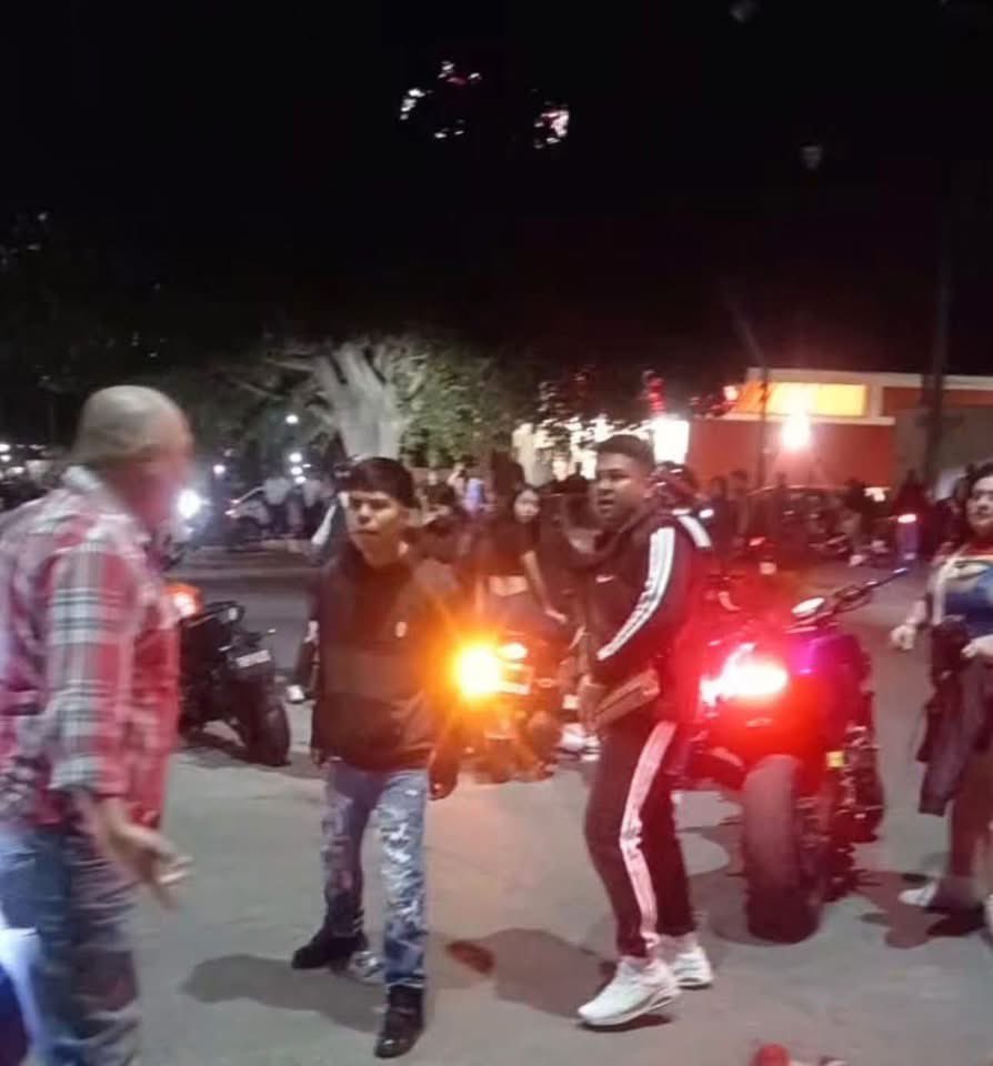 OMGNotiMorelos's tweet photo. 🚨 Pelea en la rodada del terror en Yautepec: una mujer sacó un 🔫 para amagar a jóvenes motociclistas que golpeaban a un sujeto. Sin reportes de heridos graves. 😐 #Yautepec #RodadaDelTerror https://t.co/JH1UIOi8hz