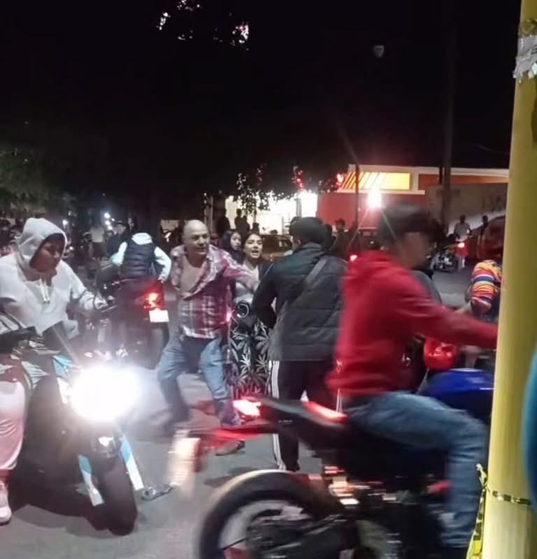 OMGNotiMorelos's tweet photo. 🚨 Pelea en la rodada del terror en Yautepec: una mujer sacó un 🔫 para amagar a jóvenes motociclistas que golpeaban a un sujeto. Sin reportes de heridos graves. 😐 #Yautepec #RodadaDelTerror https://t.co/JH1UIOi8hz
