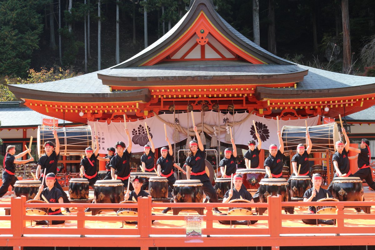 kanazakuraShrin's tweet photo. 令和7年11月2日
秋の音楽祭　日本航空高等学校太鼓隊の奉納演奏が行われました。
秋晴れの中大勢の方にご鑑賞頂き誠にありがとうございました。また春も是非よろしお願いします！ https://t.co/rckDsco4mF
