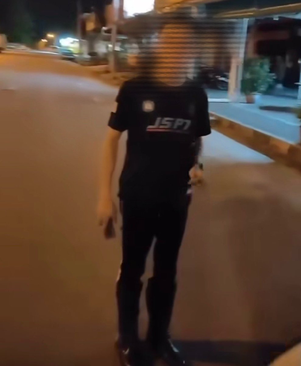 Lelaki menyamar anggota polis sebagai taktik memperoleh sogokan wang atas kesalahan berkaitan trafik ditahan.

Suspek berusia dalam lingkungan 20-an itu ditahan susulan kejadian tular di hadapan sebuah restoran di Taman Ipoh Timur Baru, Bercham.