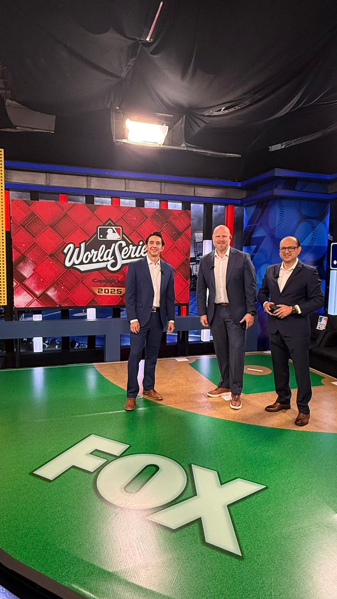Pelotauro's tweet photo. Un enorme privilegio haber contado con ustedes en este Clásico de Otoño. 

Un gusto compartir con @DieVenegas y @AranaRoa en nuestra nueva casa, @somos_FOX 

¡Nos saludamos pronto! https://t.co/lMzcyF8wlg