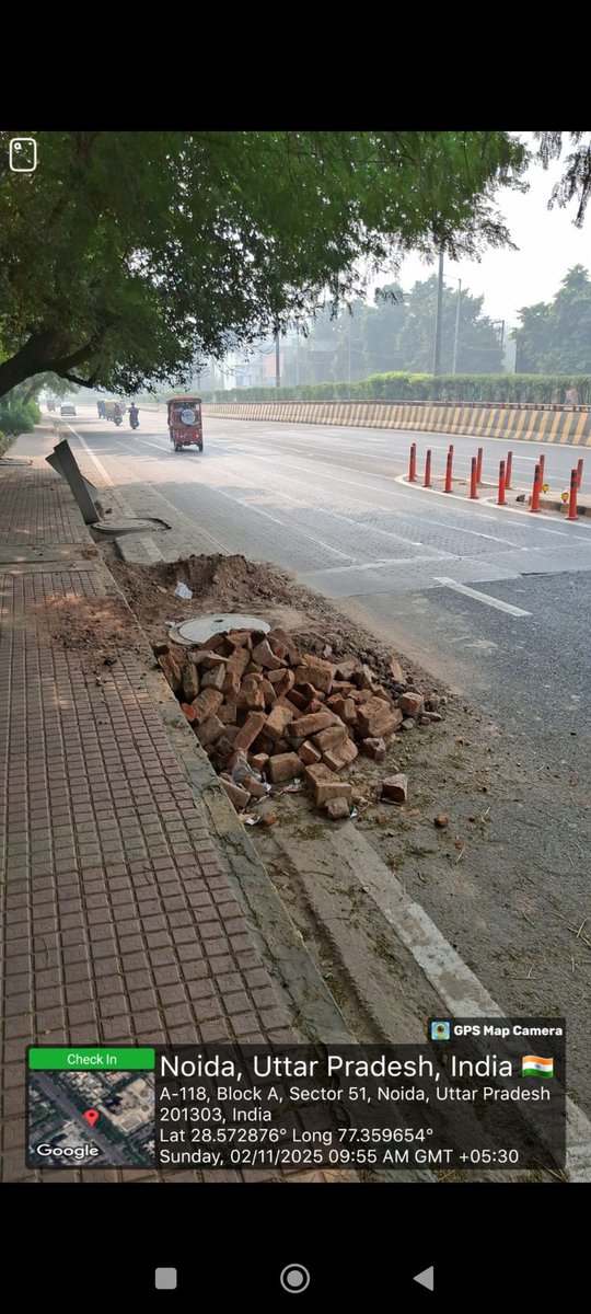 rockme26's tweet image. #AirPollution 
 This is the condition of #Noida condition on 2nd Nov when AQI is 370.
Noida 51-39 service road sec 51 side
Road damaged for OFC work , malba,mitti left on the road causing dust pollution.
But who cares 
@CeoNoida
@noida_authority 
@CPCB_OFFICIAL 
@CAQM_Official