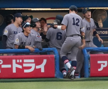【8回裏】
慶應は投手を坂中に交代。
２アウトから清宮にヒットを許すも、後続を抑え無失点で切り抜けた。

最終回、反撃なるか。

K0-3W