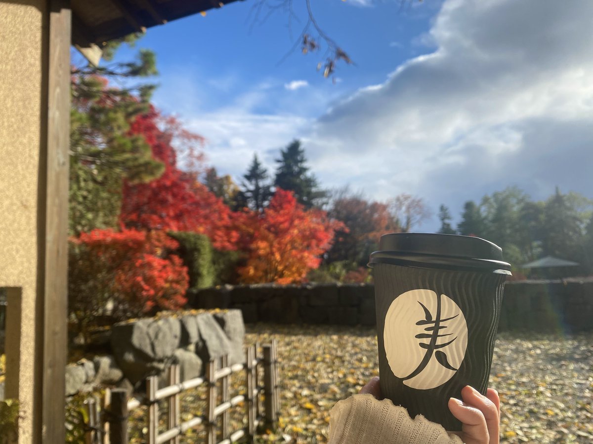 chaaaaan_maiko's tweet photo. 百合が原公園、紅葉が綺麗だった🍁
先週オープンした #LiLiLi は大盛況だったのでコーヒーだけ買ってみた☕️
フォカッチャはまた今度かな☺️ https://t.co/9Xa01dC3Ii