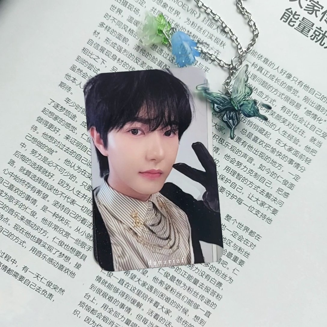 bominight's tweet photo. wanna join the trend too ✨️

the idol                 vs.            the photocard https://t.co/cih2m5aX0U