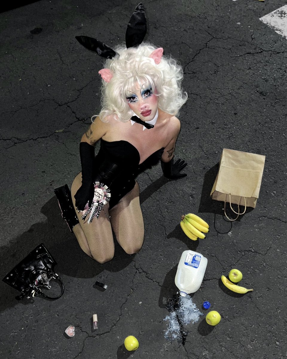 mis dos disfraces d juabolin 🎃🐽

vampira y miss piggy stuns for playboy mag