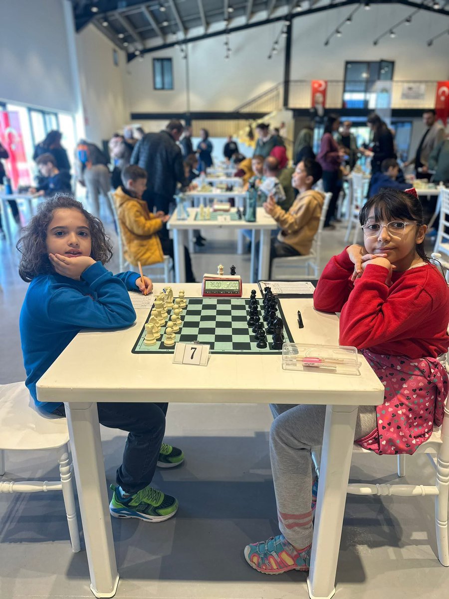 VİZE KURTULUŞ KUPASI SATRANÇ TURNUVASI BAŞLADI

1 Kasım Kurtuluş Bayramı etkinlikleri çerçevesinde Vize Belediyesi, Atatürkçü Düşünce Derneği Vize Şubesi ve Türkiye Satranç Federasyonu iş birliği ile ilçemiz 100. Yıl Sosyal Tesislerinde düzenlenen satranç turnuvası başladı.