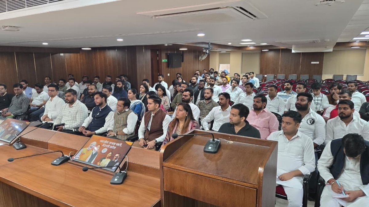 भारतीय जनता युवा मोर्चा, दिल्ली की प्रदेश स्तरीय बैठक को आगामी एमसीडी उपचुनावों के संदर्भ में संबोधित किया।
बैठक की अध्यक्षता प्रदेश अध्यक्ष श्री सागर त्यागी जी ने की।

<a href="/gupta_rekha/">Rekha Gupta</a> 
<a href="/Virend_Sachdeva/">Virendraa Sachdeva</a> 
<a href="/PavanRanaRSS/">Pavan Rana</a> 
<a href="/SagarTyagiBJP/">SagaR Tyagi</a>