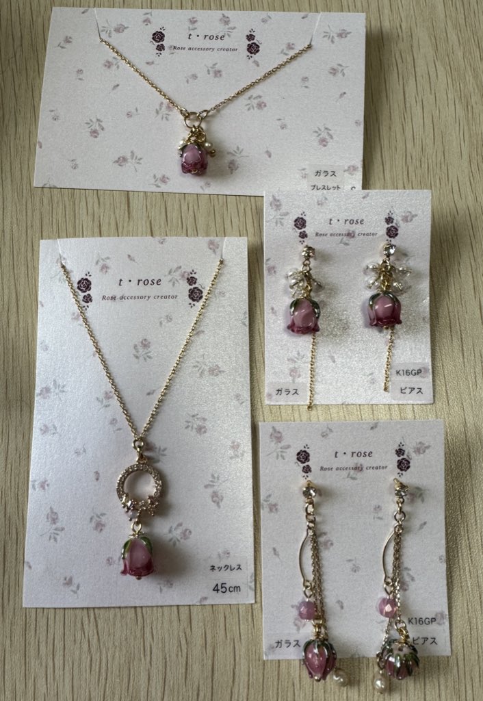 ヨコハマハンドメイドマルシェでお目当ての<a href="/trose0701/">t・rose ﾛｰｽﾞｱｸｾｻﾘｰｸﾘｴｲﾀｰ®🌹</a> さんのアクセサリーをお迎えできました❤️ずっと欲しかったネックレスも在庫から出していただき、ありがとうございました🥰いちごはオソロで友人にも🎁しました❤️台紙もキラキラで、とにかくかわいいです💕