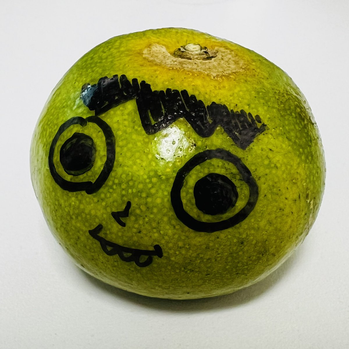 큰아이가 귤에 이상한 그림을 그려놨다.