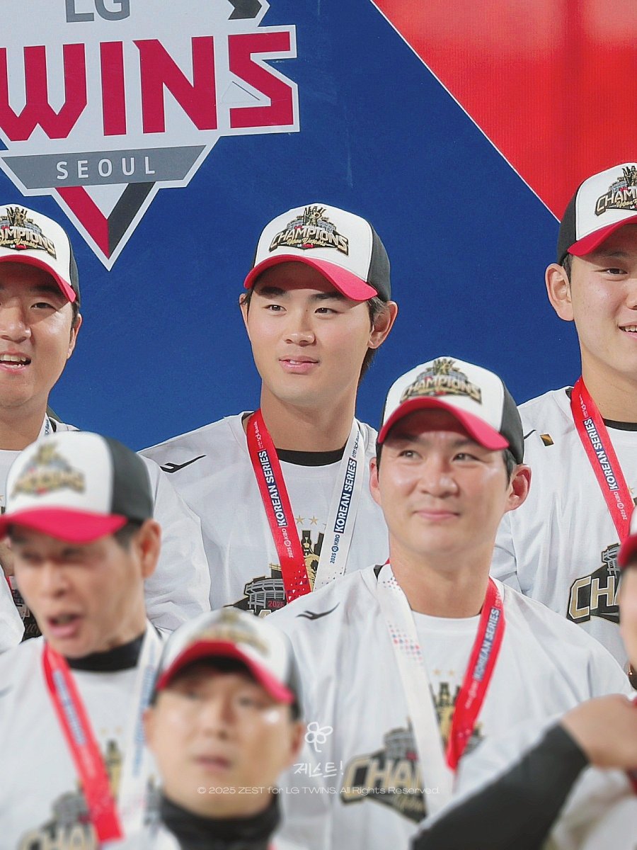 우승 메달을 목에 건 선수단 단체 사진