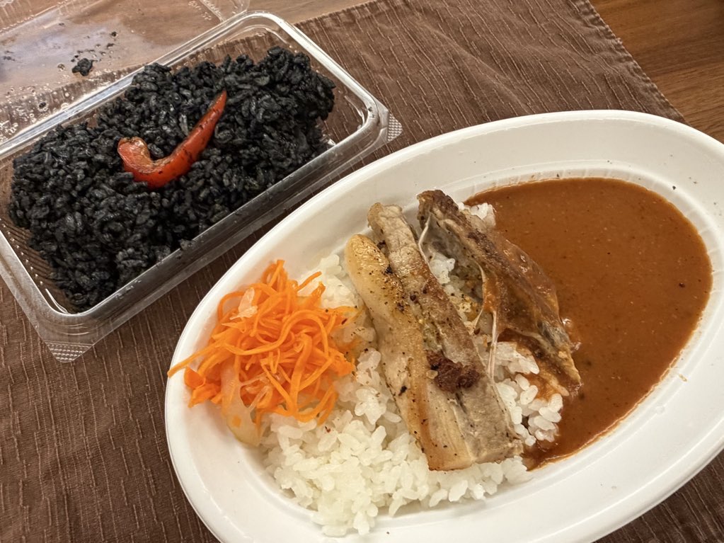 it921112's tweet image. 浜松城公園で開催された湖のマルシェに行ってきました！
大好きなエルカミーノさんのパエリアやスパイスカレー、珍しいホルモンの唐揚げを食べました🍚
娘へのプレゼントとしてかわいいハンドメイドのリュックも買いました👼
賑わっておりいいイベントでした😊