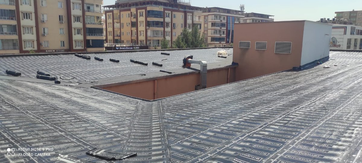batmanilsaglik's tweet photo. 🏨 Batman Eğitim ve Araştırma Hastanemiz Ana Binası C Blok çatısında, su sızıntılarının önlenmesi ve laboratuvar hizmetlerinin kesintisiz sürdürülebilmesi amacıyla kapsamlı onarım ve yenileme çalışmaları gerçekleştirildi. 

✅️ Mevcut çatı sac ve olukları yenilenmiş, çift sıra membran uygulaması yapılarak yapısal dayanıklılık artırılmıştır. 

➡️ Bu çalışmalarla birlikte, hizmet kalitesini artırmaya ve hastanemizi modern, güvenli bir yapıya kavuşturmaya yönelik çalışmalarımız kararlılıkla devam edecektir. 

#SağlıktaKalite #ModernHastane #BatmanSağlık #AltyapıGüçleniyor