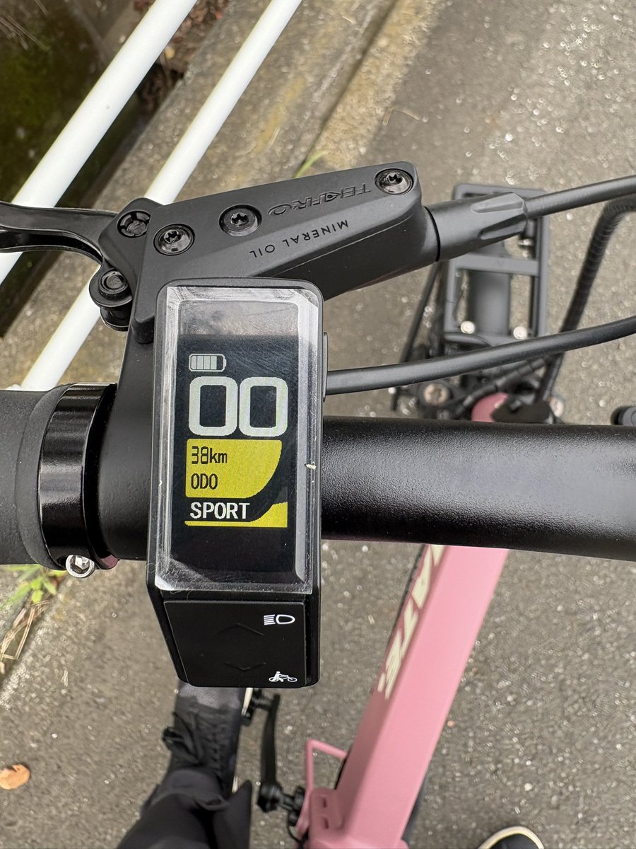 BimoBimo3's tweet image. 通勤往復試しで行きTourで帰りSportモードで満充電から1欠けで38kmか！往復で42km！川沿いメインにしたから行きは緩やかな下りで22〜26km、帰りは上りで22kmでアシストにお世話になる感じ。タイヤ細くして、ギア10s化で行きを30km巡航にしたい。