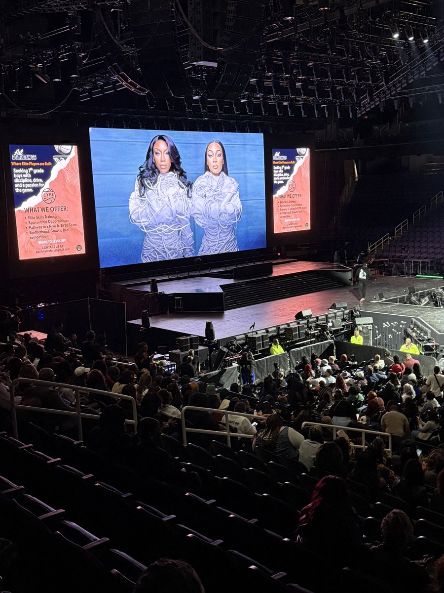 que3nc's tweet image. Great concert.., can I say Ms. Kelly looks and sound amazing