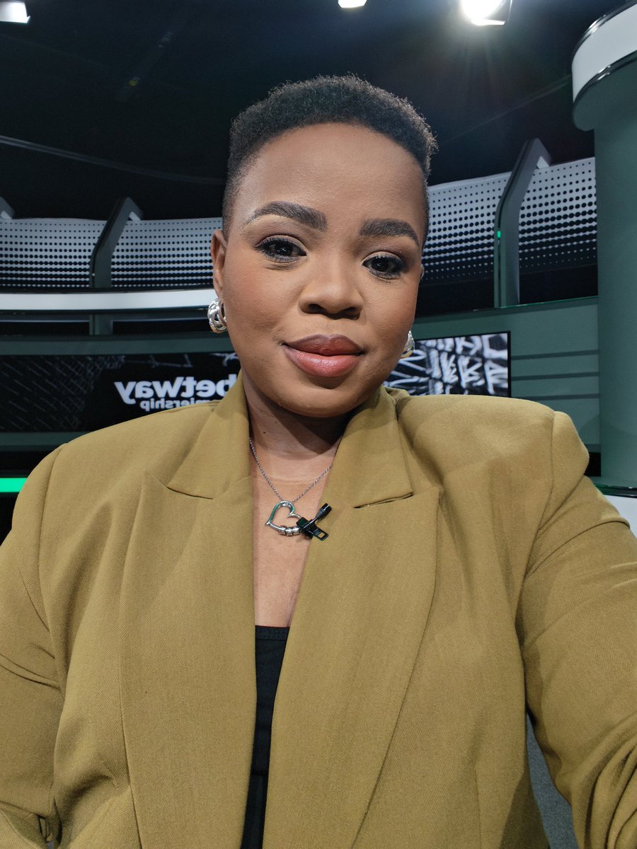 Staying in my lane in my biggest weapon ♥️.
Happy Sunday beautiful people 🤩 
#lisegazini