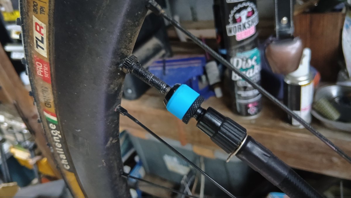 Rosemine1040's tweet photo. 先月からロードバイクにClickValveを導入した😀
電動エアポンプに専用ポンプヘッド(米式ネジ)をセットすると快適
一応空気圧も測れる🧐

…が、専用のエアゲージが日本未発売？
バルブとポンプとエアゲージはセットで必要ではないかい？
#clickvalve #クリックバルブ https://t.co/r6bc6ycNnW