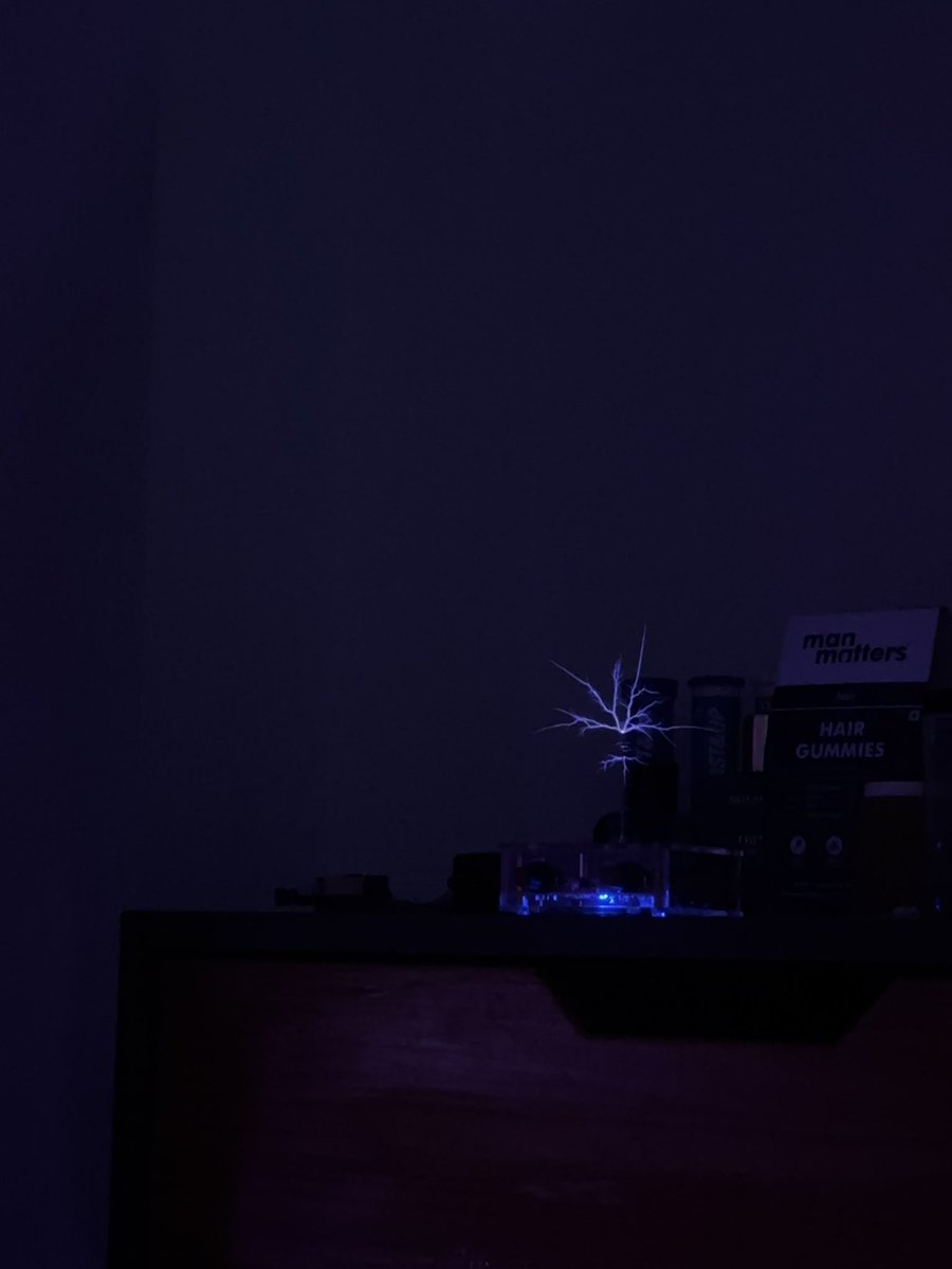 eeSHITaaaa's tweet image. the type of cool shit we have here at bkhh is quite insane ⚡️