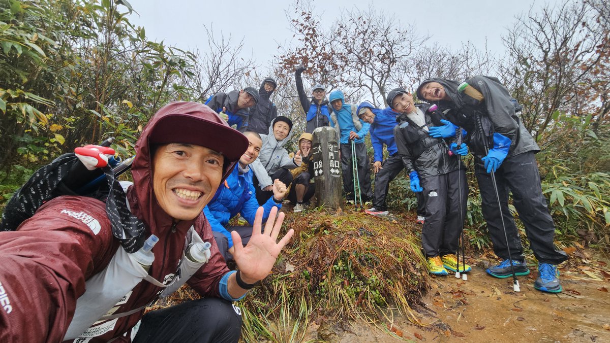 DEEPJAPANULTRA's tweet photo. DEEP JAPAN ULTRA100 オフィシャル試走キャンプを 浅草岳、守門岳で開催。 最高の天候の中、最高の仲間たちと 紅葉とそして雪の中、笑いだらけの楽しい時間を過ごすことができました。 偉大な自然に囲まれ 癒されながら生きていることの素晴らしさを感じました。第2日目は約45km再び守門岳を登ります。 https://t.co/EGuag5jxcT