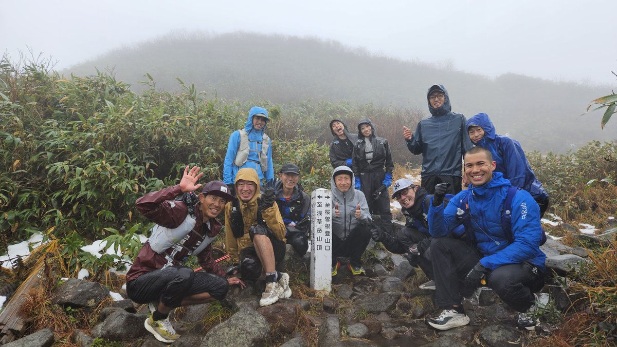 DEEP JAPAN ULTRA100 オフィシャル試走キャンプを 浅草岳、守門岳で開催。 最高の天候の中、最高の仲間たちと 紅葉とそして雪の中、笑いだらけの楽しい時間を過ごすことができました。 偉大な自然に囲まれ 癒されながら生きていることの素晴らしさを感じました。第2日目は約45km再び守門岳を登ります。