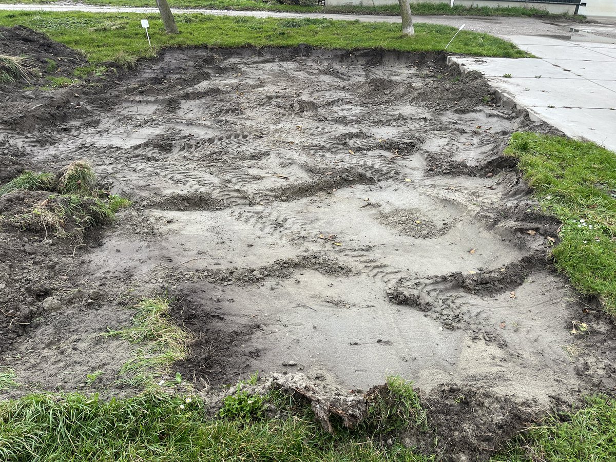 Rondje op de #akker. Afgelopen week zijn de koelkanalen weer in originele vorm terug gewalst. De tarwe komt boven en er is een begin gemaakt aan de uitbreiding van de verharding. #teelt25 #teelt26